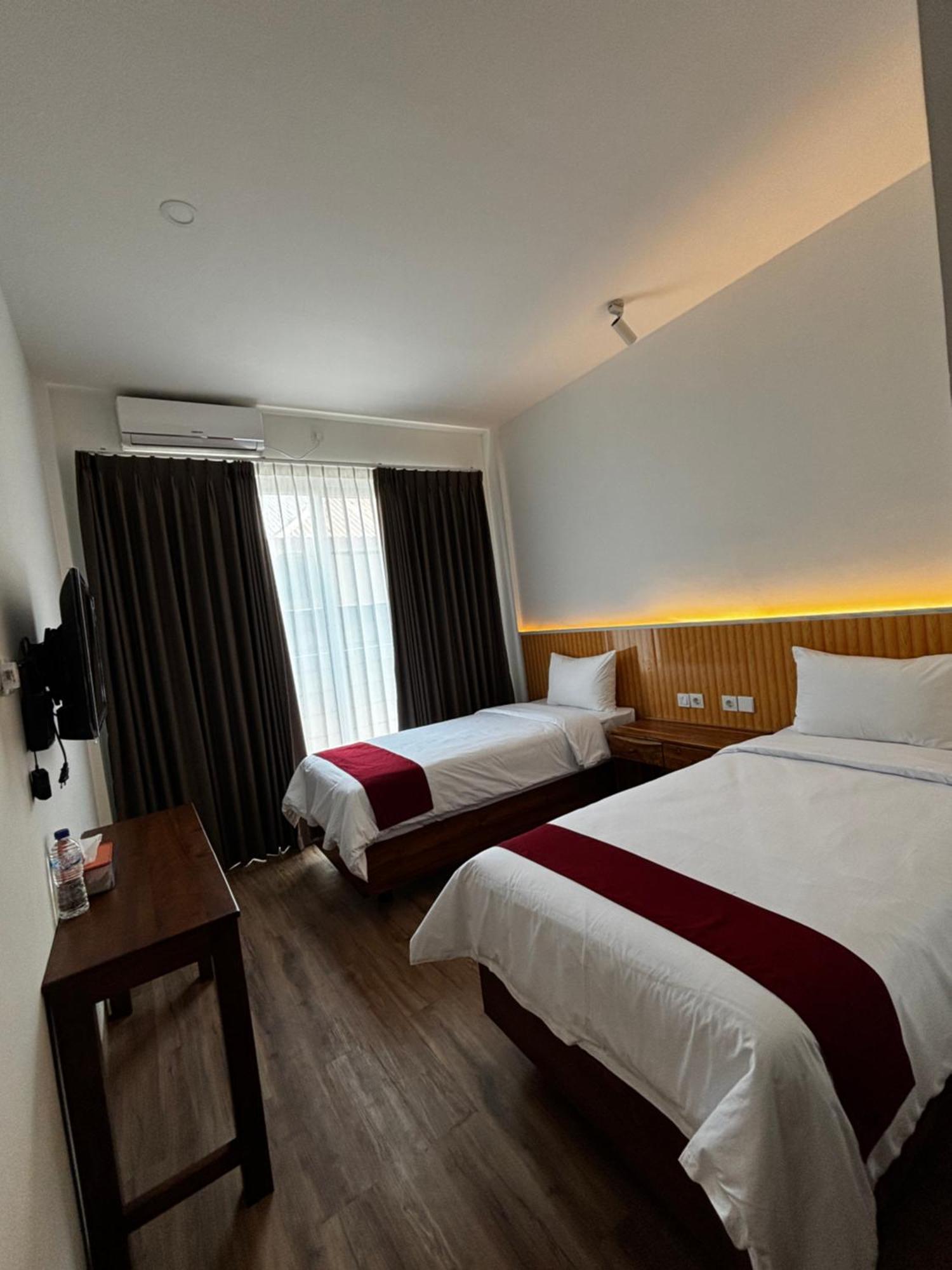 Christika Homestay Labuan Bajo Exterior photo